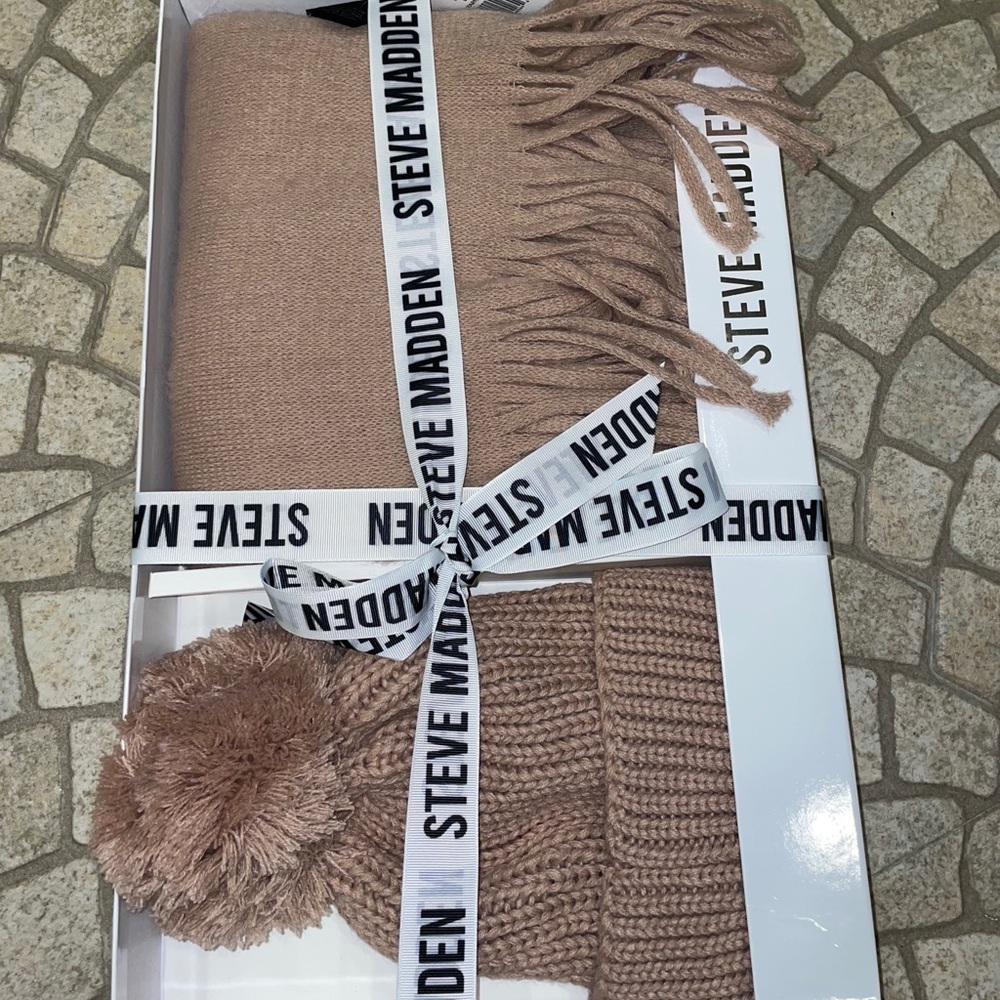 Steve Madden Scarf & Hat Gift Set